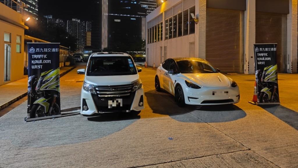 警紅磡放蛇打擊白牌車 拘兩司機扣查兩車。警方圖片