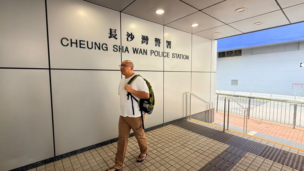 曾先生到長沙灣警署轉擔保。梁國峰攝 曾先生到長沙灣警署轉擔保。梁國峰攝