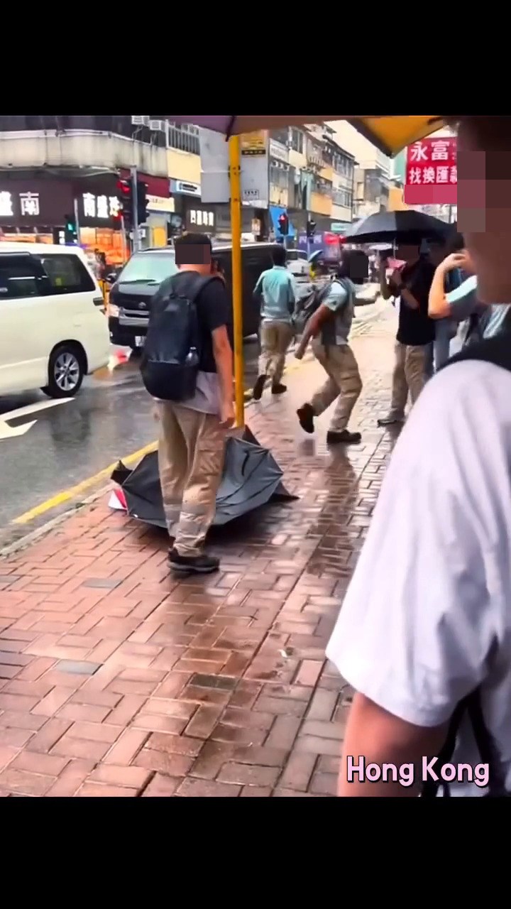 警方指,事件中,兩名本地男子受傷,送北 區醫院接受治理,其中一人擦傷手指、嘴角 和額頭流血,另一人腰痛和頭暈。案件列作 「襲擊致造成身體傷害」處理,警方正追緝 兩名非華裔男子歸案。fb截圖 警方指,事件中,兩名本地男子受傷,送北 區醫院接受治理,其中一人擦傷手指、嘴角 和額頭流血,另一人腰痛和頭暈。案件列作 「襲擊致造成身體傷害」處理,警方正追緝 兩名非華裔男子歸案。fb截圖