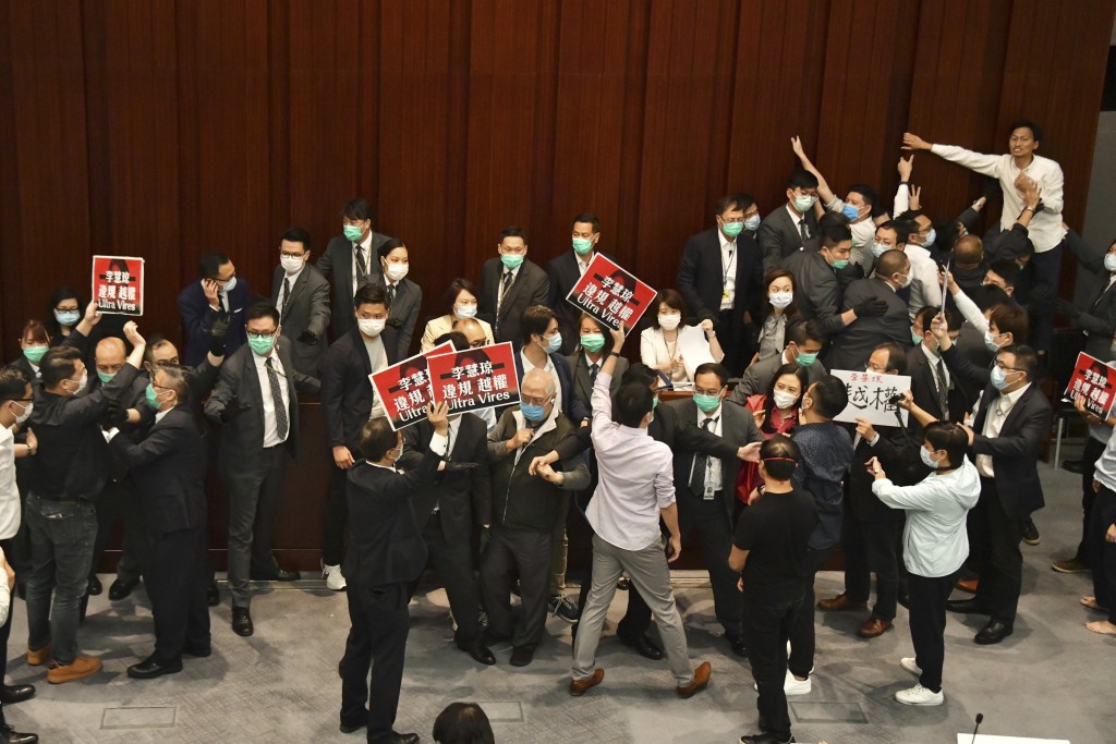 立法會內委會同日兩場特別會議觸發民主派和建制派兩陣爭奪主席台。