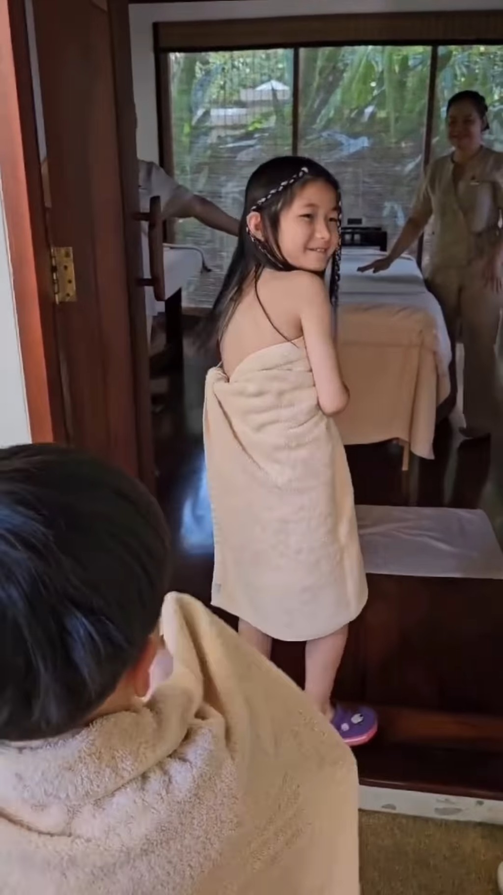圍住毛巾的Kelly帶點怕醜又緊張，她向鏡頭回眸一笑，又縮一縮肩膊。  ​