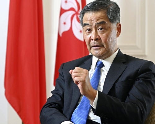 梁振英指本港專業服務業將可擴大提供服務範圍。資料圖片