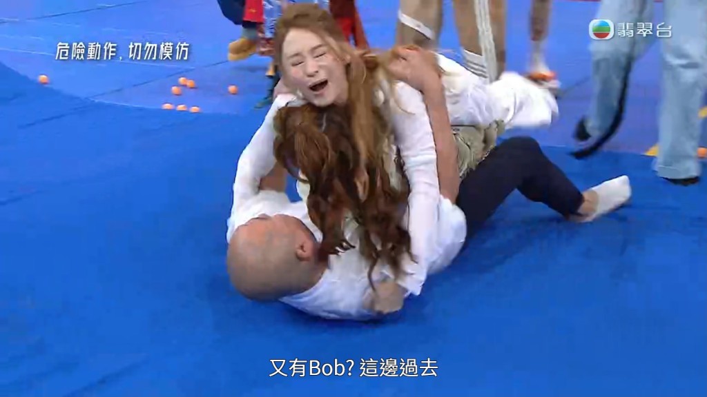 Bob與葉蒨文、羅毓儀玩「開心無敵障礙賽」。 Bob與葉蒨文、羅毓儀玩「開心無敵障礙賽」。