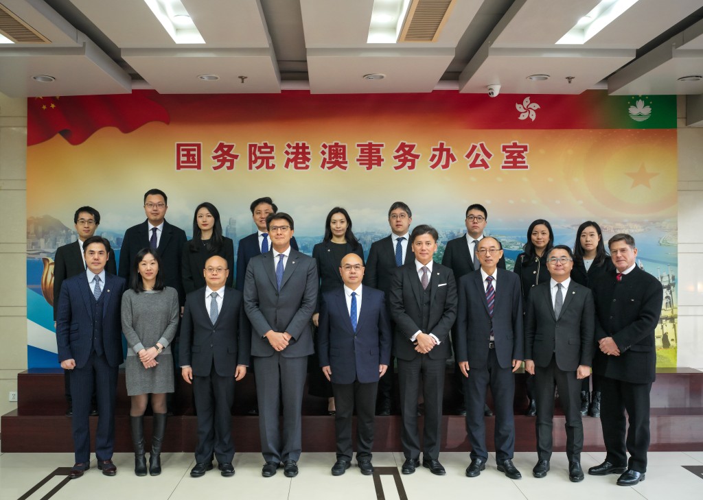 香港大律師公會代表團今日拜訪國務院港澳辦。前排左五為港澳辦八局局長楊曉山；左四為公會主席毛樂禮；右四為公會副主席許紹鼎；左二為公會副主席薛日華；右二為公會名譽秘書及財政嚴永錚。