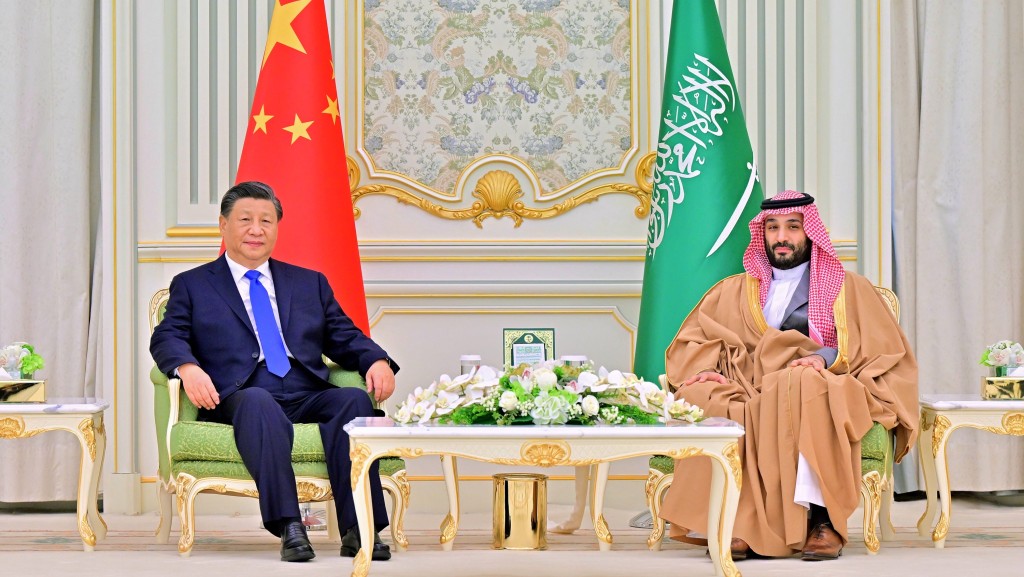 2022年12月8日，习近平与沙特王储兼首相穆罕默德举行会谈。 新华社