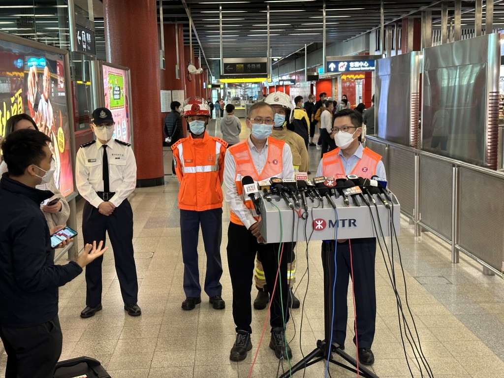 港铁车务工程总管吴伟鸿（右）向市民致歉。（梁国峰摄）