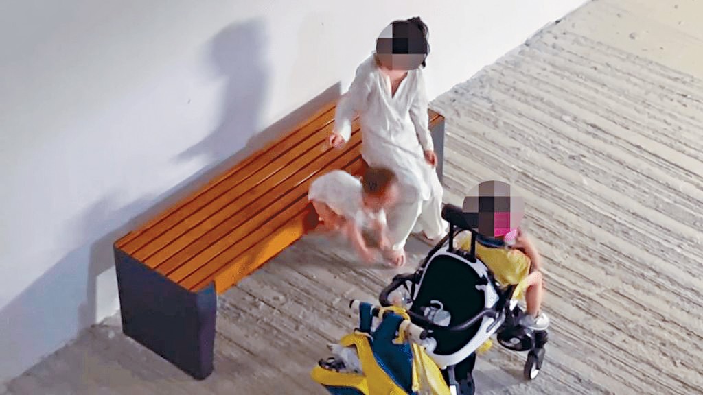 非華裔女童出手推女嬰。