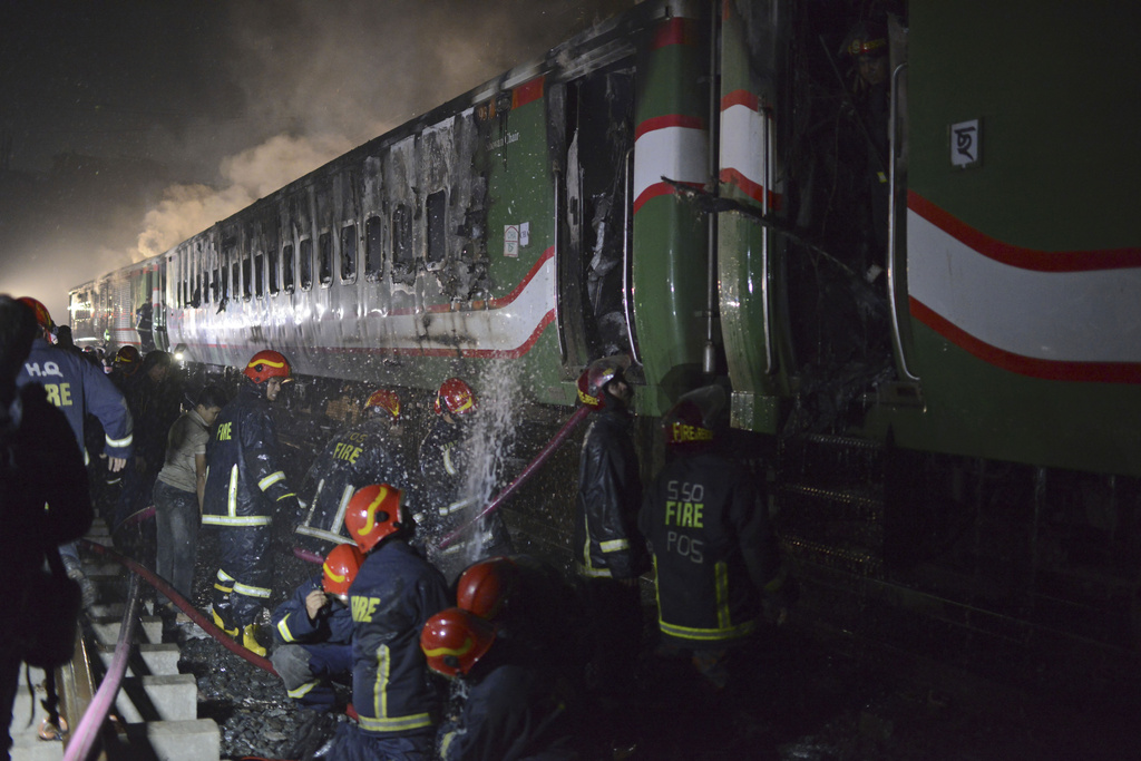 孟加拉有火车遭纵火，4人死亡。美联社