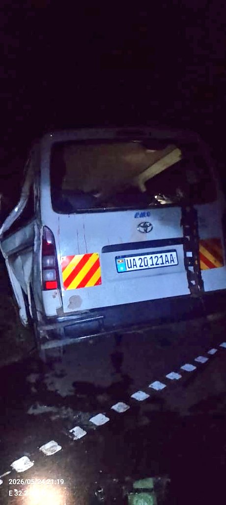 客車司機撞上一頭橫過馬路的大象後失控,3名乘客當場死亡,其餘4人包括司機受傷。X@PoliceUg 客車司機撞上一頭橫過馬路的大象後失控,3名乘客當場死亡,其餘4人包括司機受傷。X@PoliceUg