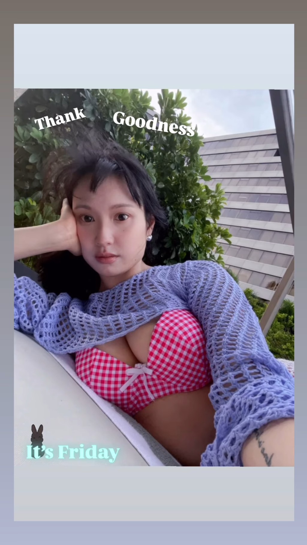 林佑蔚側身躺臥時，逼爆上圍依然吸睛。