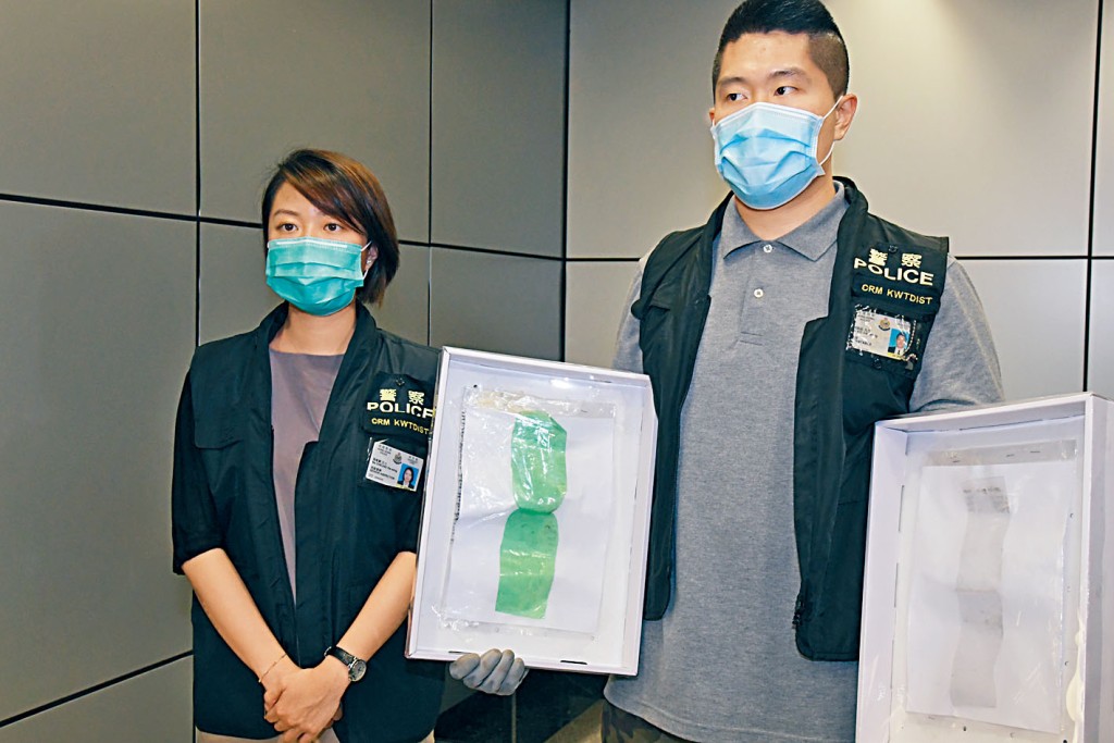高级督察张家颖（左）展示搜获的汽水胶片。