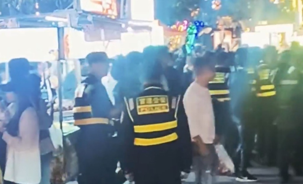 昆明夜市攤販與城管激戰。Ｘ