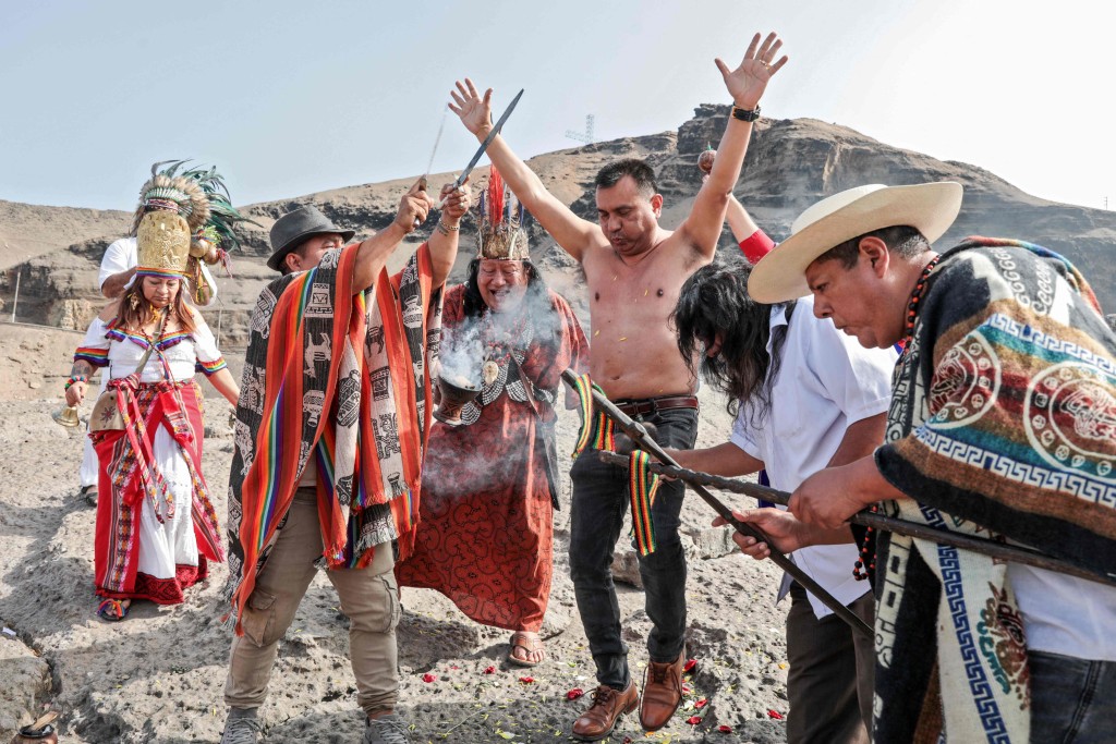 這群巫師穿著傳統的安第斯披風和頭飾，在光禿禿的聖克里斯托瓦爾山頂舉行儀式。法新社