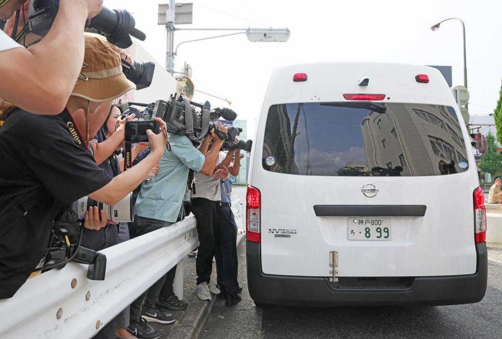 谷本將志從兵庫縣葺合警察署移送檢方,大批記者追訪。 法新社 谷本將志從兵庫縣葺合警察署移送檢方,大批記者追訪。 法新社