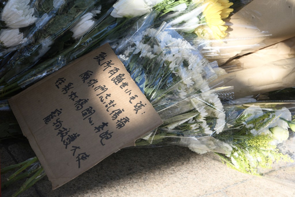 數百名市民今日到場獻花悼念死難者。