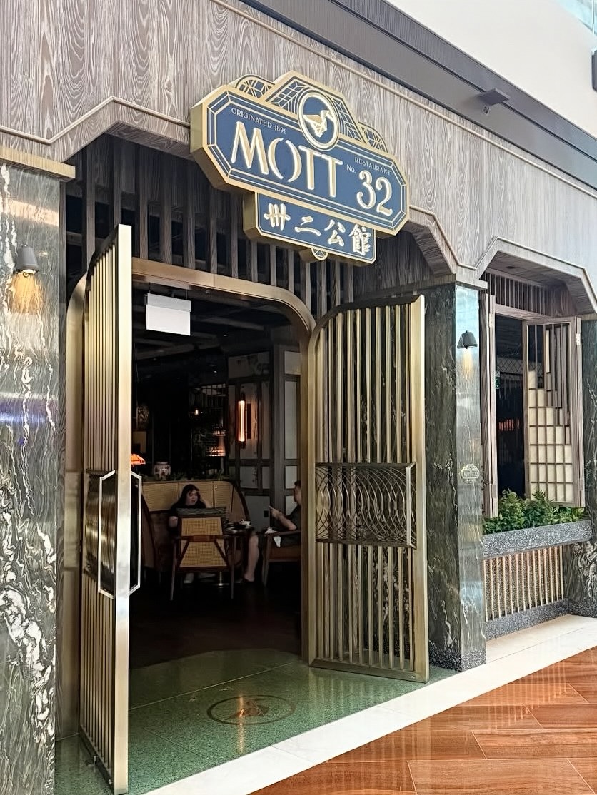 薛芷倫親臨旗下餐廳Mott 32巡視業務。