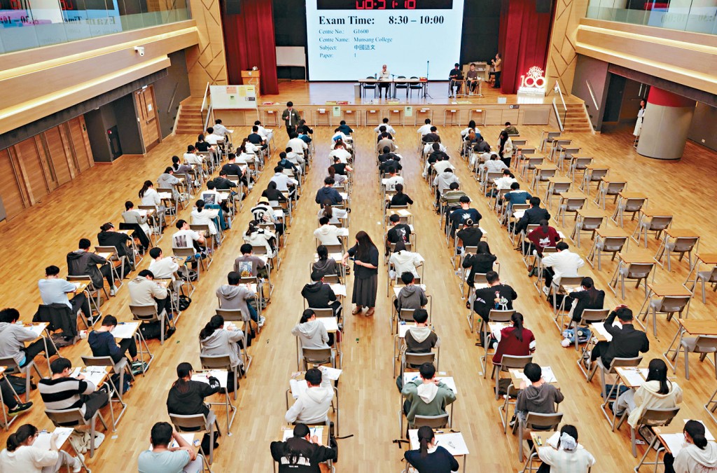 文憑試昨進行中文科考試，共逾5.13萬人應考。