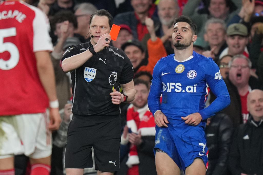 柏度尼圖3分鐘內領兩面黃牌被逐。美聯社