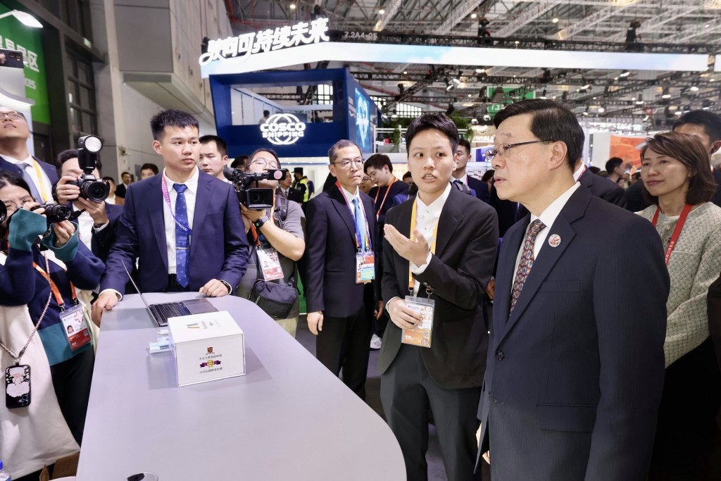 李家超（右二）下午在丘應樺和貿發局主席馬時亨陪同下，到貿發局在企業商業展設立的香港食品館和香港服務業展館參觀。李家超FB圖片