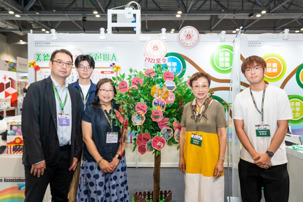 上屆「香港學校展區」獲五邑工商總會支持。(右二)灣區教育聯盟策劃總統籌、香港幼兒教育人員協會會長周慧珍女士,亦為五邑工商總會服務發展經理兼校董;與(左一)五邑司徒浩中學鄭嘉樂副校長及其他學校代表。 上屆「香港學校展區」獲五邑工商總會支持。(右二)灣區教育聯盟策劃總統籌、香港幼兒教育人員協會會長周慧珍女士,亦為五邑工商總會服務發展經理兼校董;與(左一)五邑司徒浩中學鄭嘉樂副校長及其他學校代表。