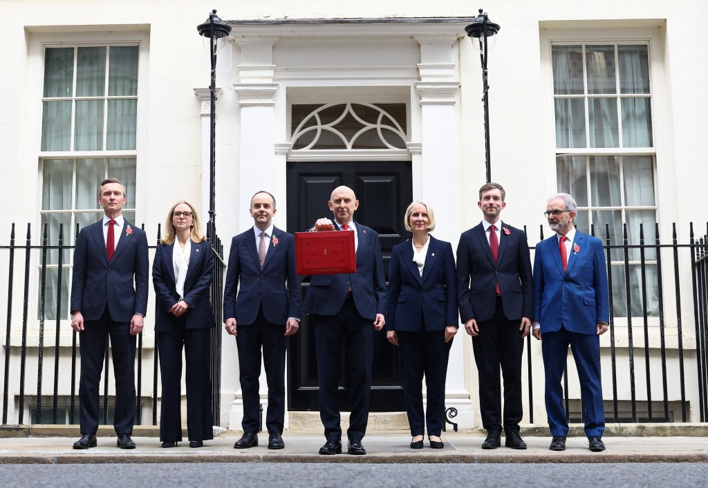 英國財相賀里安周三公布首份財政預算案，宣布向英格蘭約2,000萬個家庭，發放100英鎊「家庭能源補助」。路透社