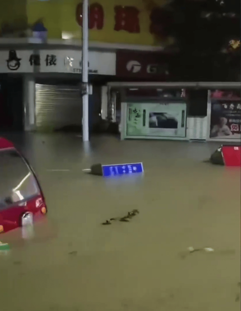 湖北咸豐暴雨，多輛車被洪水沖走。