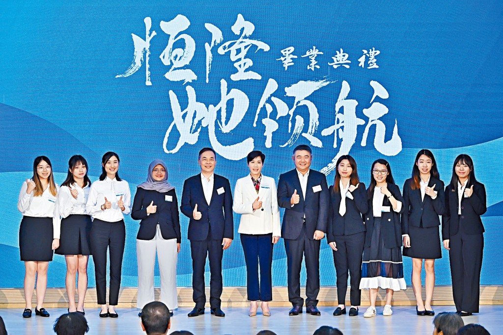 恒隆「她領航」計劃香港區畢業禮上，恒隆地產行政總裁盧韋柏先生（右五）、香港青年協會總幹事何永昌先生（左五），以及擔任主禮嘉賓的海關關長何珮珊女士（正中）與一眾優秀表現學員合照。