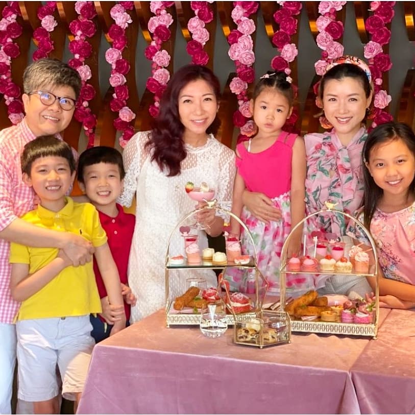 陳茵媺跟子女及好友齊慶祝。