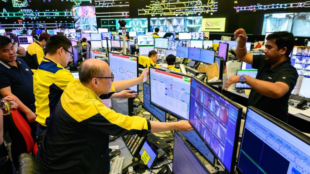 4. 今日荃灣綫由頭班車起以新信號系統行車。圖為車務控制中心監察列車運作的情況。