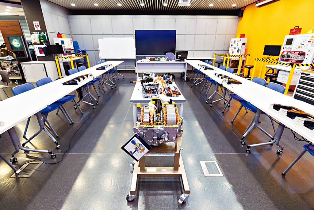 職業訓練局（VTC）一直積極推動新能源發展，早年已設立電動車培訓中心，教授學生掌握新能源車輛技術。