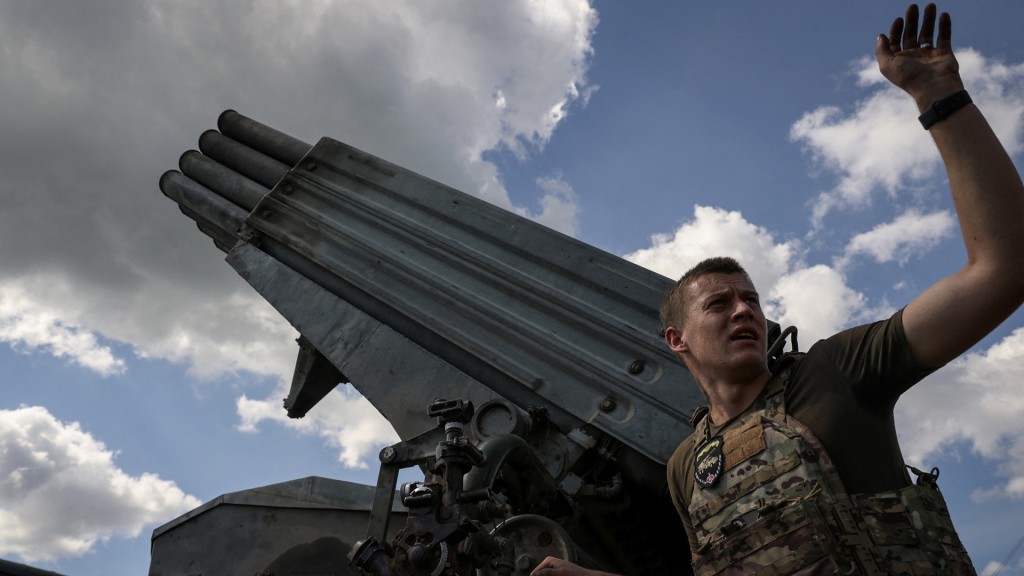 烏軍在烏克蘭頓涅茨克地區阿夫迪夫卡鎮附近，向前線的俄軍發射BM-21 「冰雹」火箭炮。 路透社
