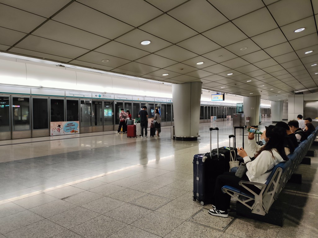 乘客可在香港站、九龍站及青衣站上車直達機場。