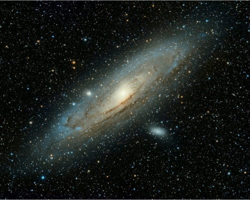 雙黑洞吞噬恆星現象現象十萬年才會出現一次。示意圖