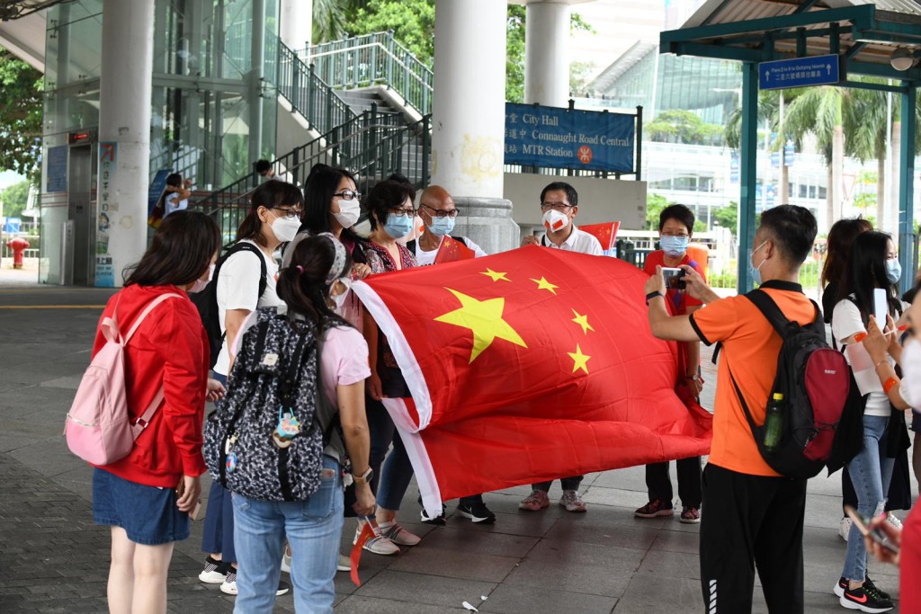 市民中環碼頭合照賀國慶。