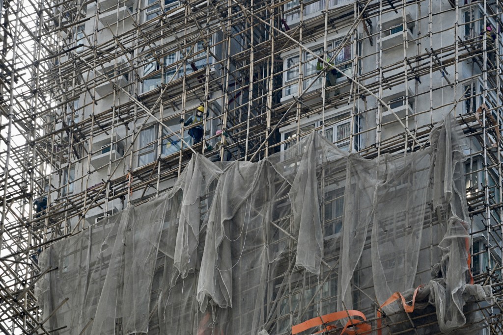 多幢私樓正趕拆棚網。 多幢私樓正趕拆棚網。