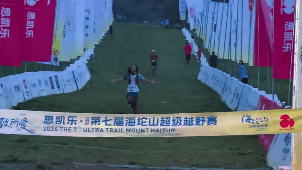 河北越野赛选手即将冲线。
