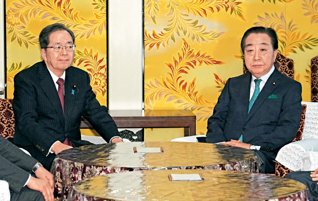 立憲民主黨黨魁野田佳彥(右)與公明黨黨魁齊藤鐵夫(左)昨日在國會舉行會談，同意為眾議院選戰組成新黨。 