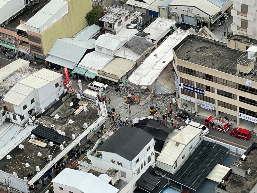 地震中有建築物受損。AP