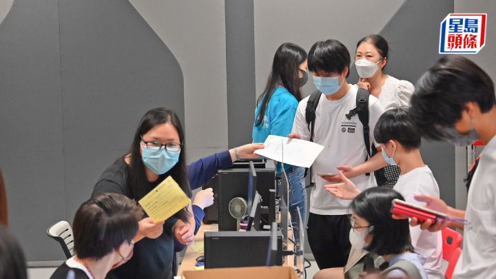 下學年「為修讀香港自資學士學位課程學生提供的免入息審查資助計劃」的資助金額,將調整至34,390元。