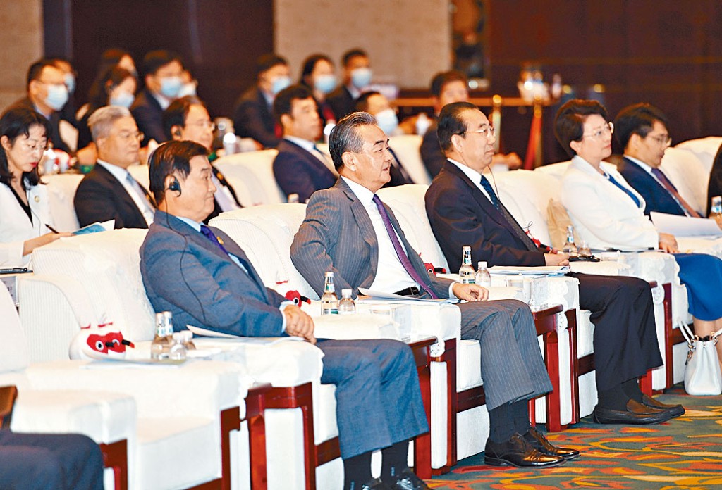 王毅（前排左2）出席中日韓合作國際論壇。