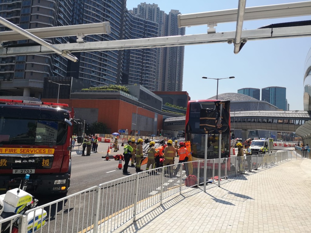 警方及消防等部门在高铁西九龙总站外，模拟发生交通意外，进行演练。 梁国峰摄