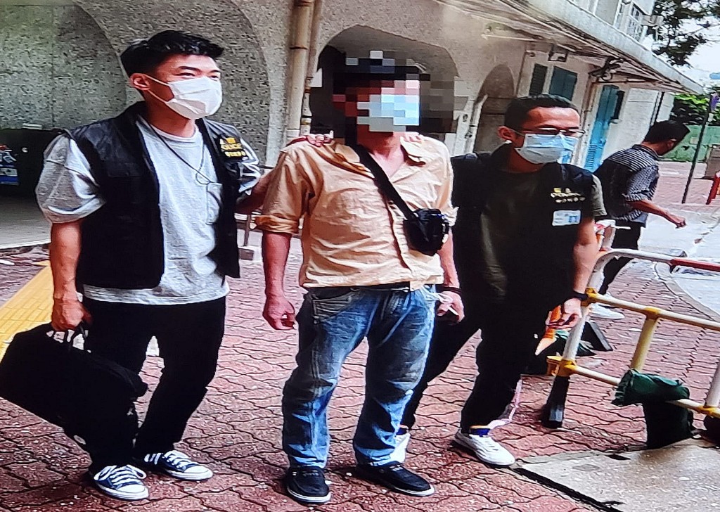 警方早前打擊「刷單賺佣」騙案,拘捕提供戶口予騙徒收取詐騙款項的傀儡戶口持有人。 資料圖片 警方早前打擊「刷單賺佣」騙案,拘捕提供戶口予騙徒收取詐騙款項的傀儡戶口持有人。 資料圖片
