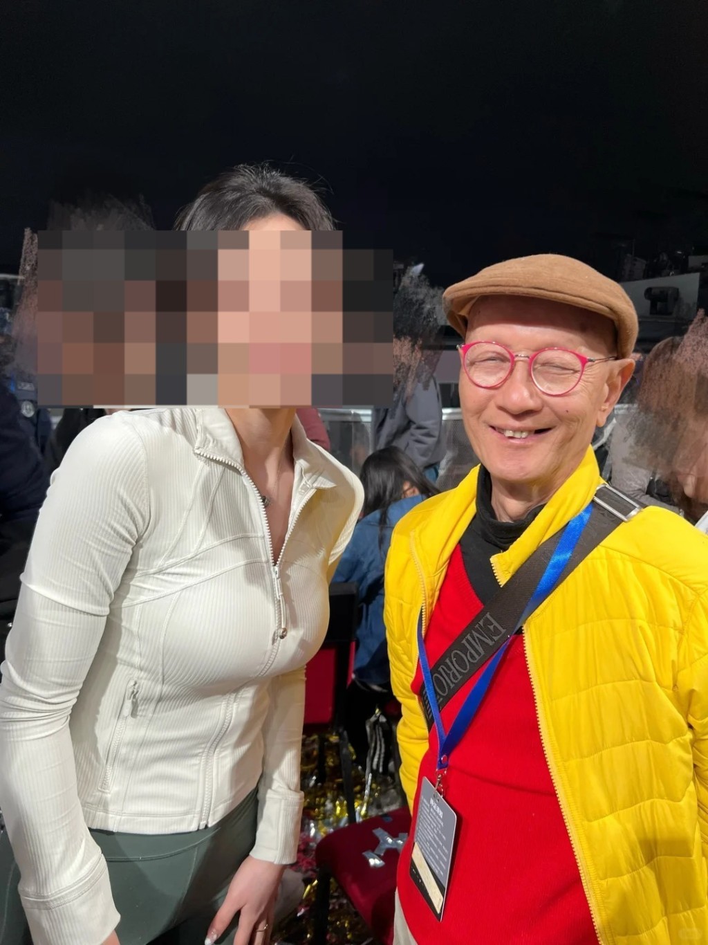 陳奕迅近日在深圳灣體育中心「春繭」體育館展開六場FEAR and DREAMS世界巡迴演唱會,吸引大批粉絲現身捧場。原來陳奕迅的父親陳裘大也有到當地為愛兒撐場。 陳奕迅近日在深圳灣體育中心「春繭」體育館展開六場FEAR and DREAMS世界巡迴演唱會,吸引大批粉絲現身捧場。原來陳奕迅的父親陳裘大也有到當地為愛兒撐場。