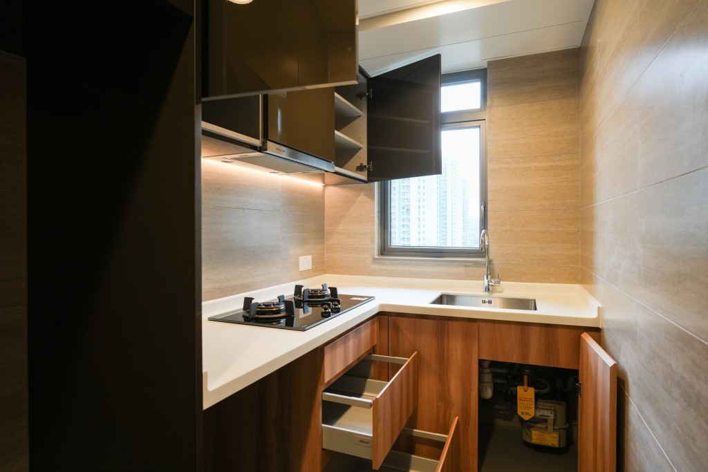 樂嶺軒單位均配備冷氣機、熱水爐和煮食爐。