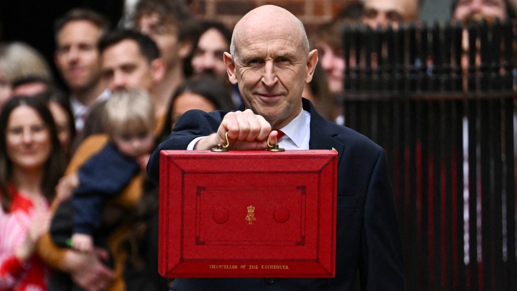 英國預算案向2000萬家庭派100英鎊能源補助 銀行利潤附加稅增3個百分點。路透社