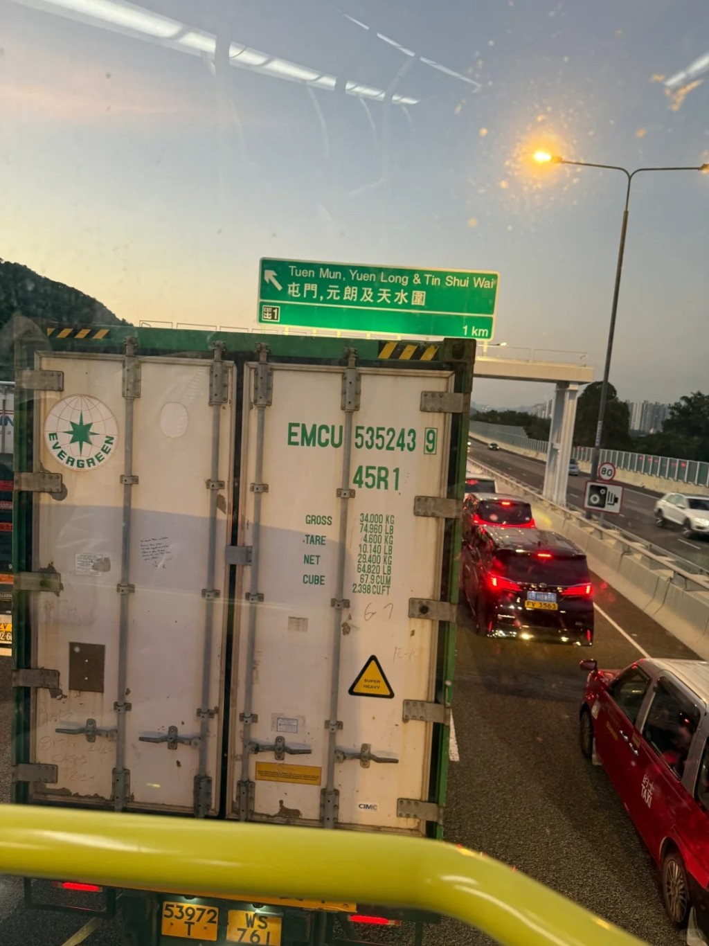 港深西部公路往深圳灣口岸方向嚴重擠塞。(小紅書圖片) 港深西部公路往深圳灣口岸方向嚴重擠塞。(小紅書圖片)