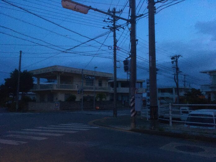 宮古島周五凌晨起突然大規模停電，街道一片漆黑。網上圖片