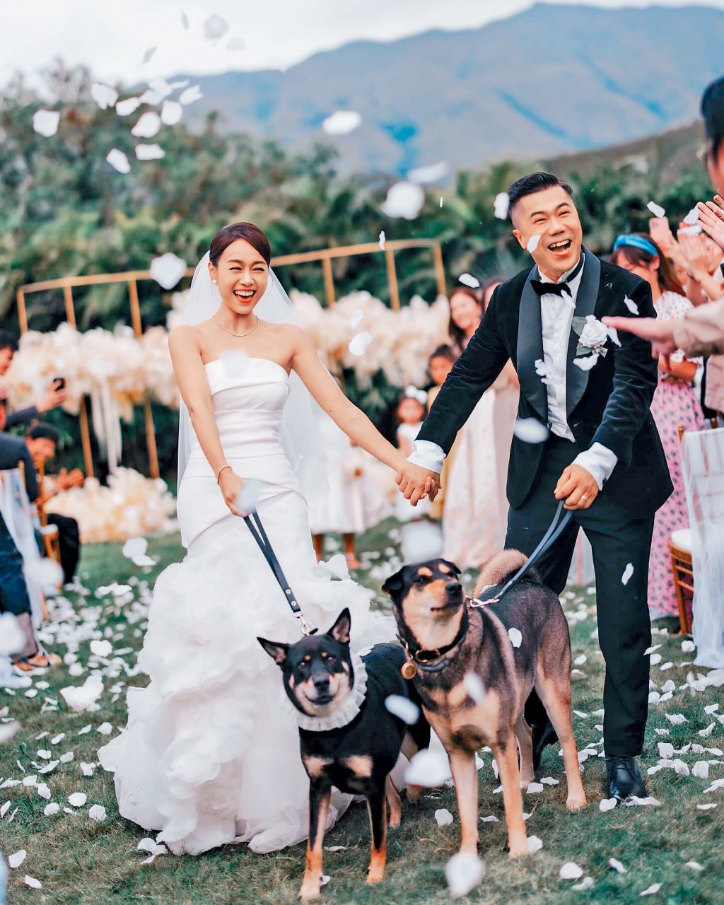 心穎、泥鯭在親朋見證下完婚,現場氣氛非常熱鬧。