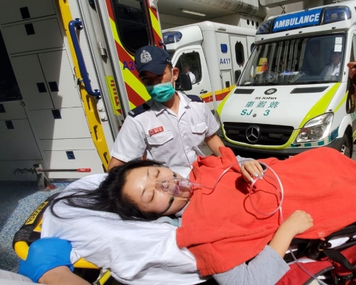 半昏迷事主被送院搶救。