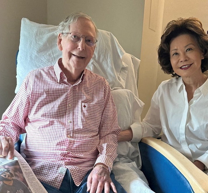 麦康奈尔随声明附上一张他与妻子赵小兰一起拍摄的最新照片。路透社